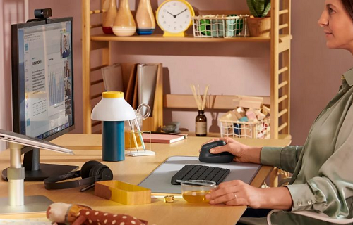 Logitech Lift Vertical Ergonomic Wireless & Bluetooth Mouse - Graphite